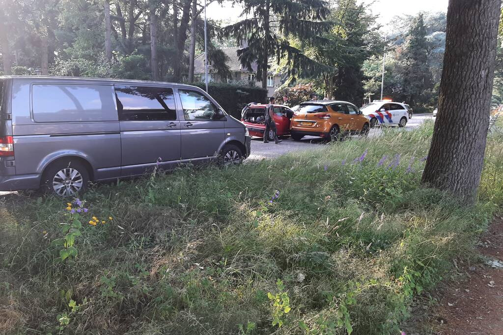 Personenwagen en bestelbus botsen op elkaar