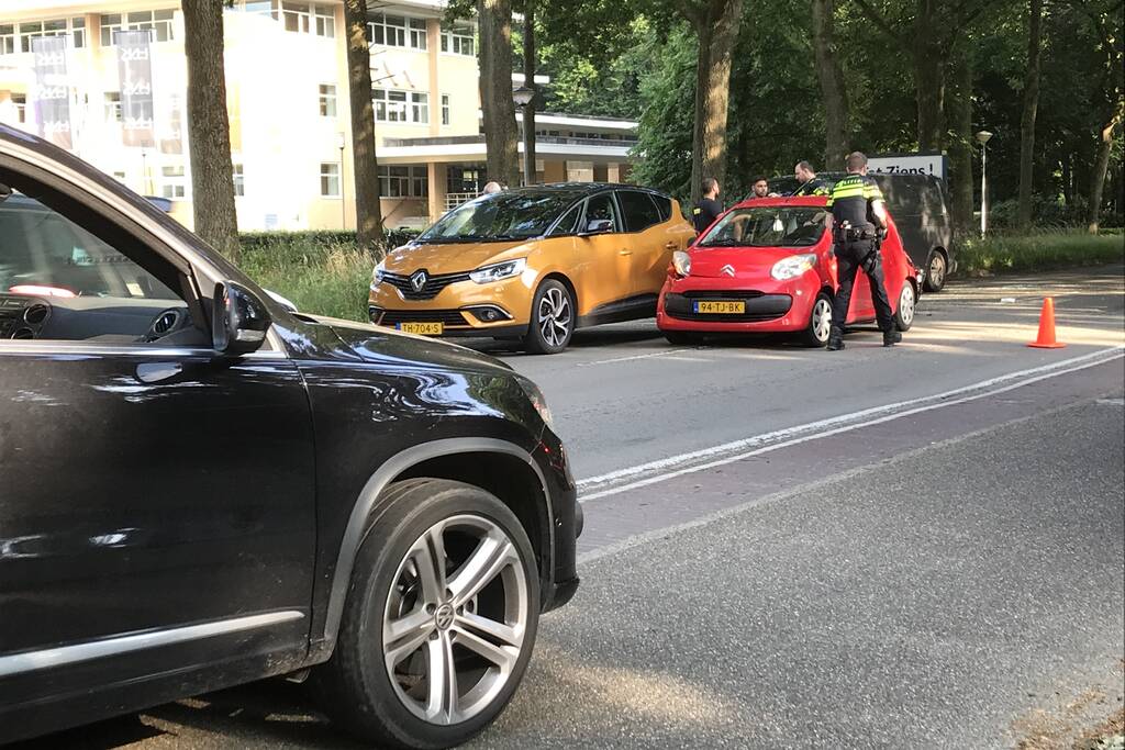 Personenwagen en bestelbus botsen op elkaar