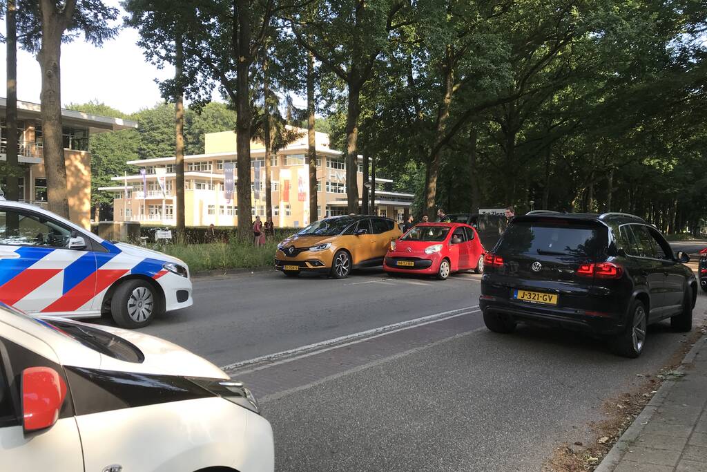 Personenwagen en bestelbus botsen op elkaar