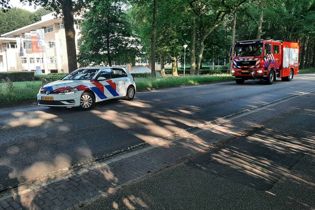 Personenwagen en bestelbus botsen op elkaar
