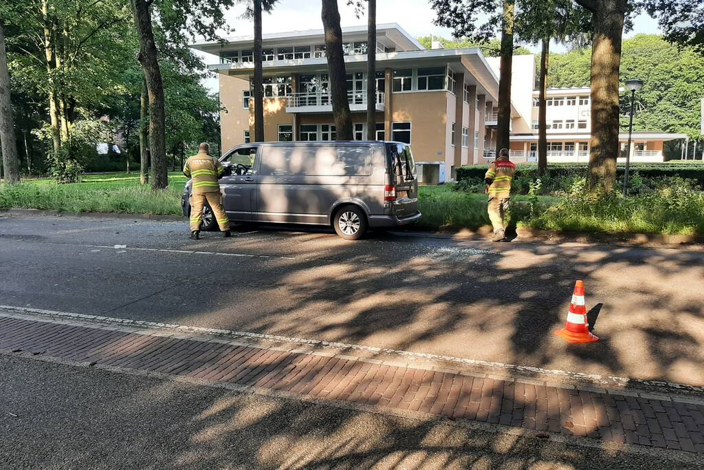Personenwagen en bestelbus botsen op elkaar