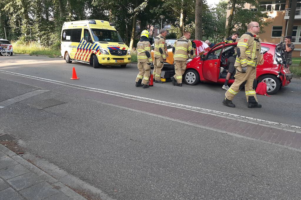 Personenwagen en bestelbus botsen op elkaar