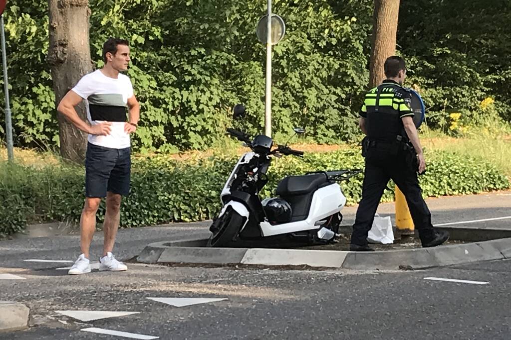 Aanrijding tussen personenauto en scooter