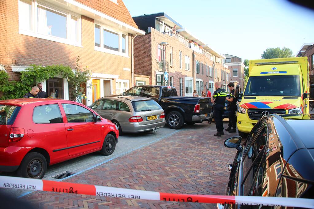 Pick-up crasht tegen geparkeerde auto's