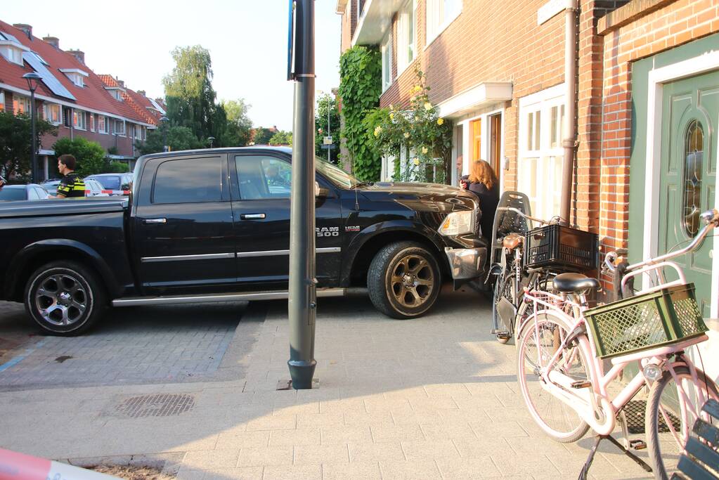 Pick-up crasht tegen geparkeerde auto's