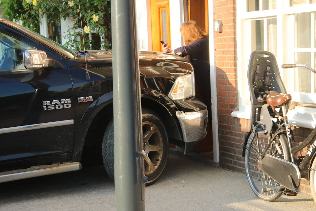 Pick-up crasht tegen geparkeerde auto's