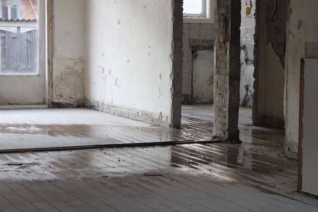 Flinke waterlekkage in leegstaand pand