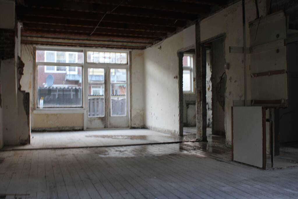 Flinke waterlekkage in leegstaand pand