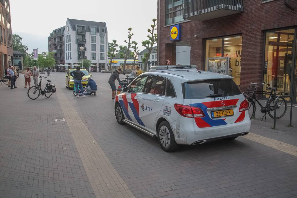 Fietsster gewond bij botsing met brommerrijder in winkelgebied