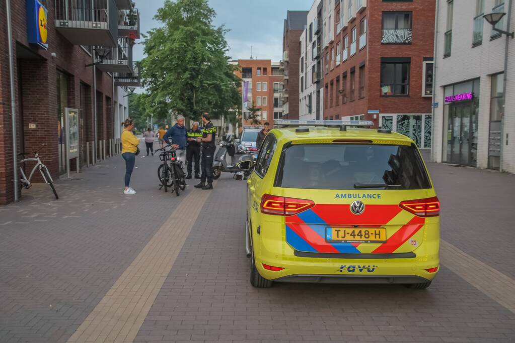 Fietsster gewond bij botsing met brommerrijder in winkelgebied