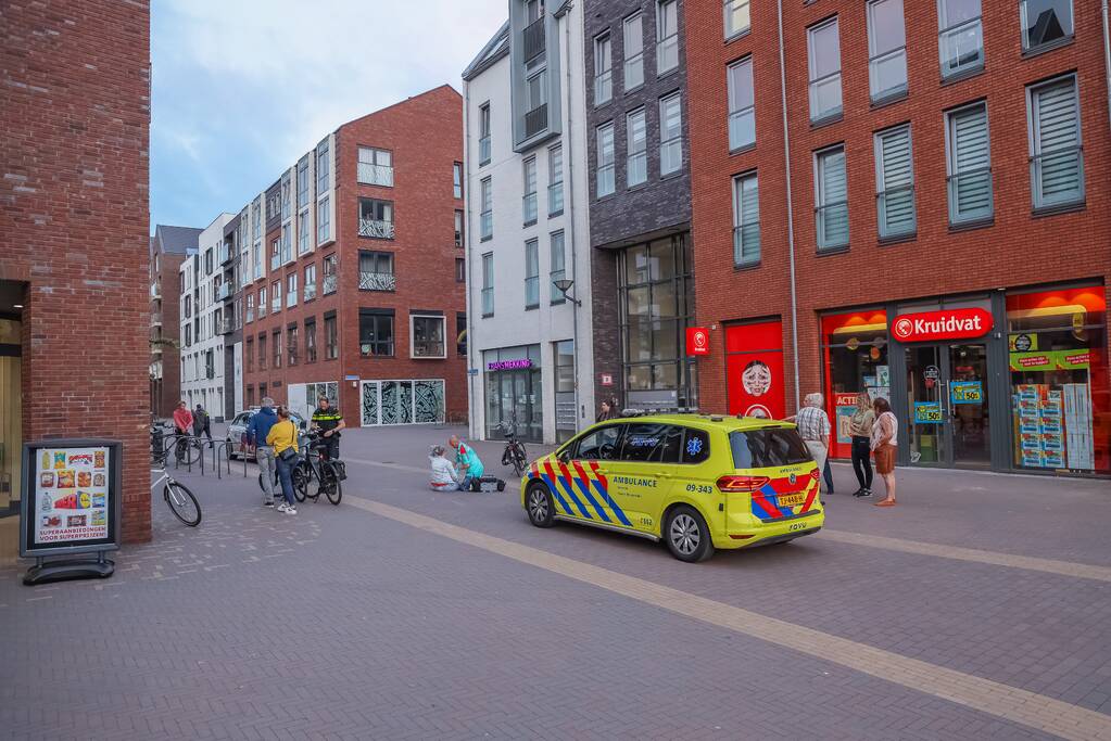 Fietsster gewond bij botsing met brommerrijder in winkelgebied