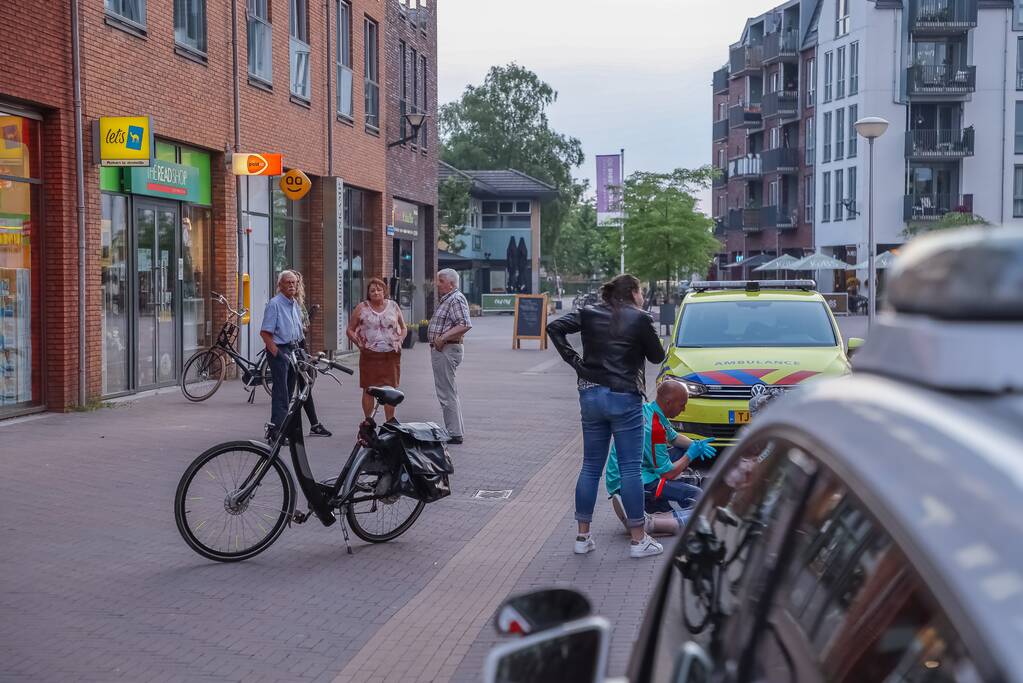 Fietsster gewond bij botsing met brommerrijder in winkelgebied