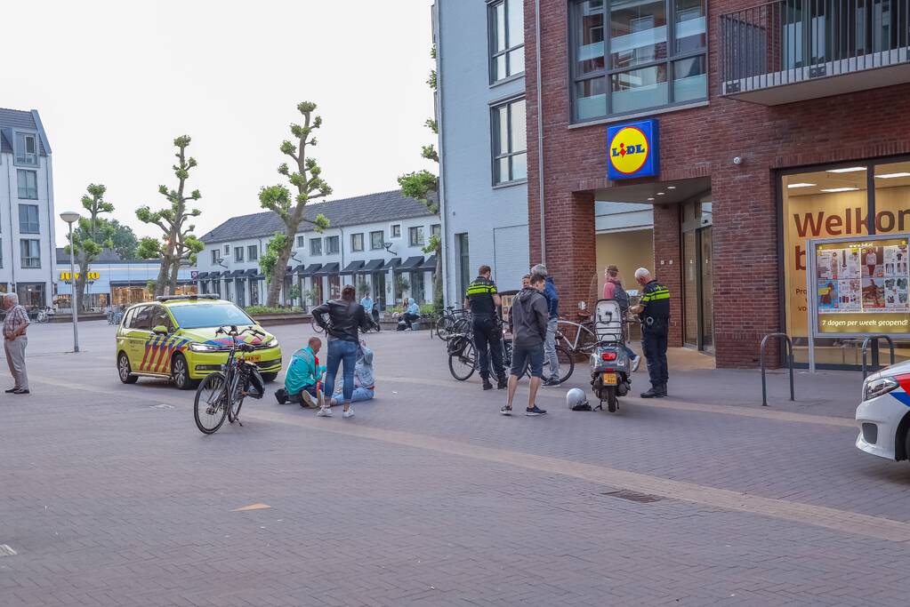 Fietsster gewond bij botsing met brommerrijder in winkelgebied