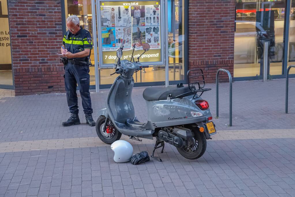 Fietsster gewond bij botsing met brommerrijder in winkelgebied