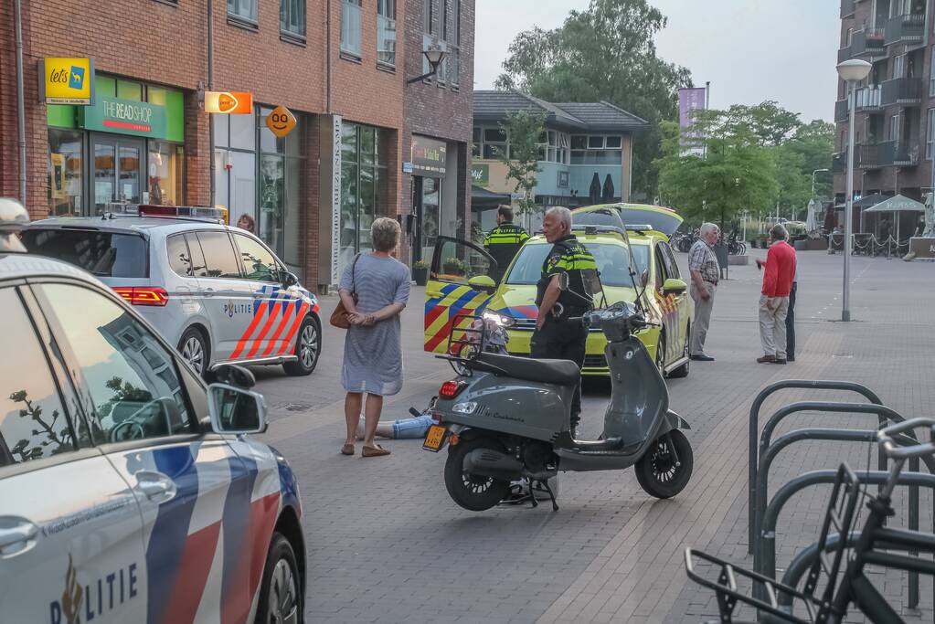 Fietsster gewond bij botsing met brommerrijder in winkelgebied