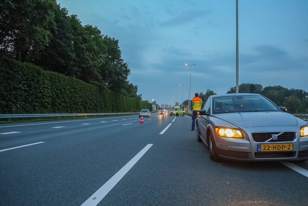 Meerdere auto's rijden banden lek op snelweg