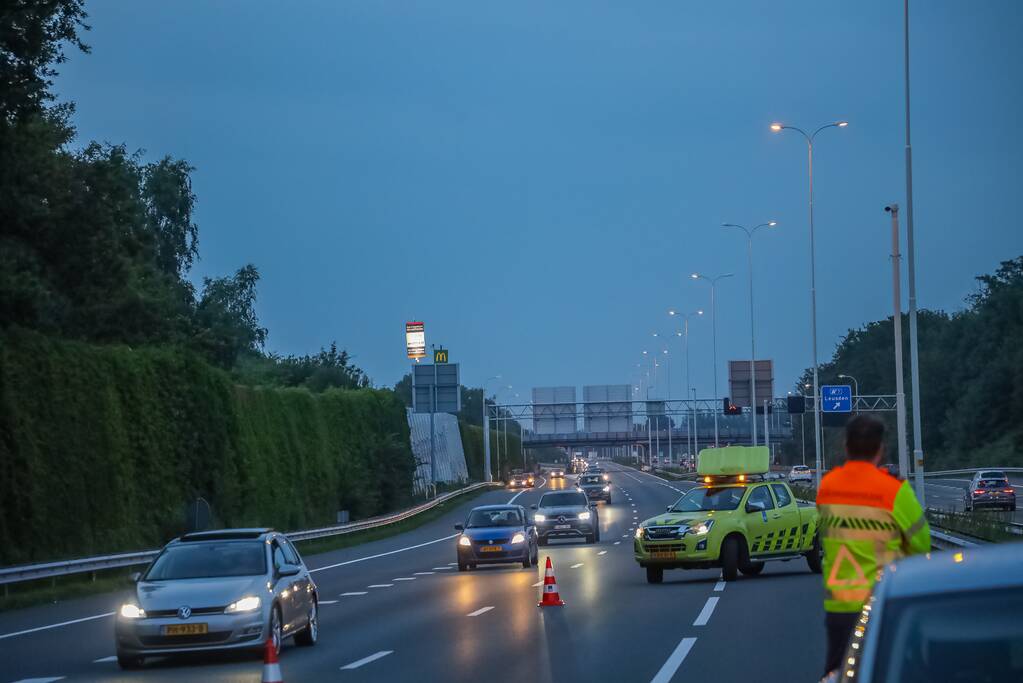 Meerdere auto's rijden banden lek op snelweg