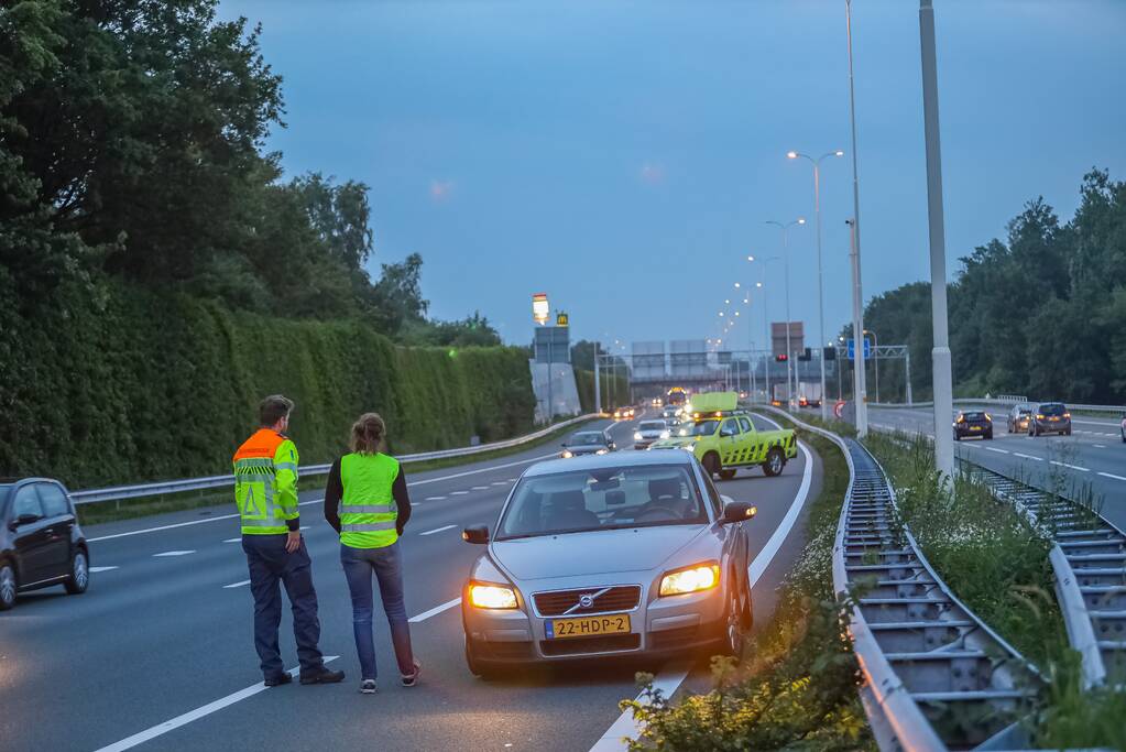 Meerdere auto's rijden banden lek op snelweg