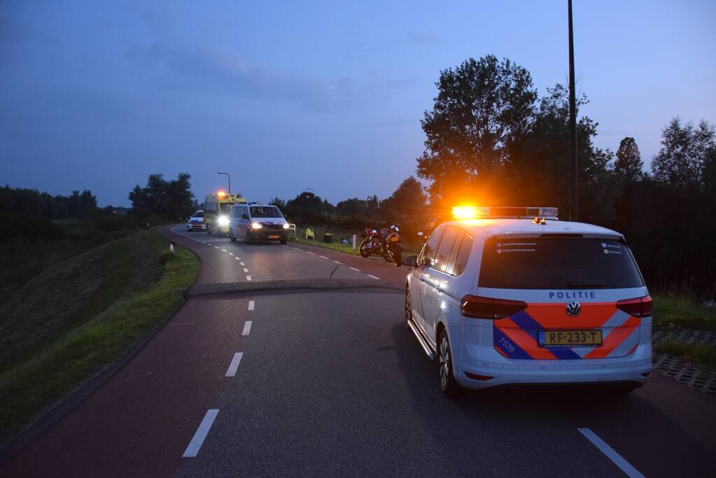 Motorrijder flink gewond na hobbel in asfalt