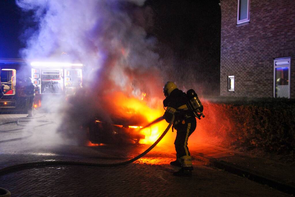 Vlammen sloegen uit geparkeerde auto