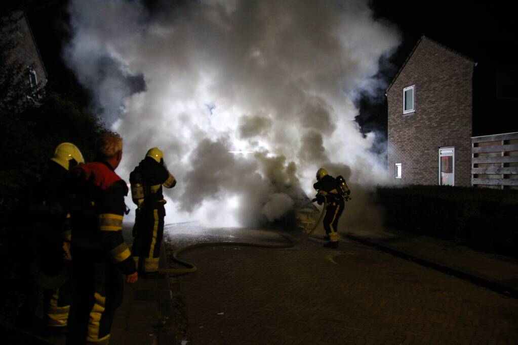 Vlammen sloegen uit geparkeerde auto