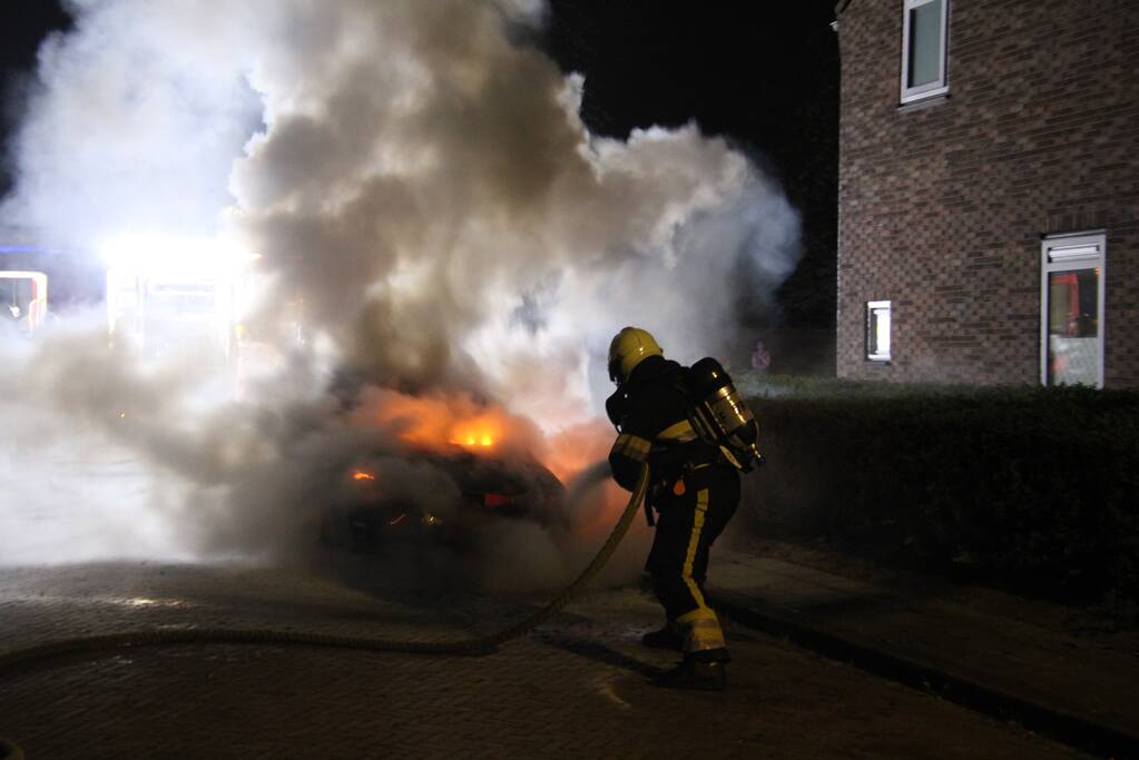 Vlammen sloegen uit geparkeerde auto