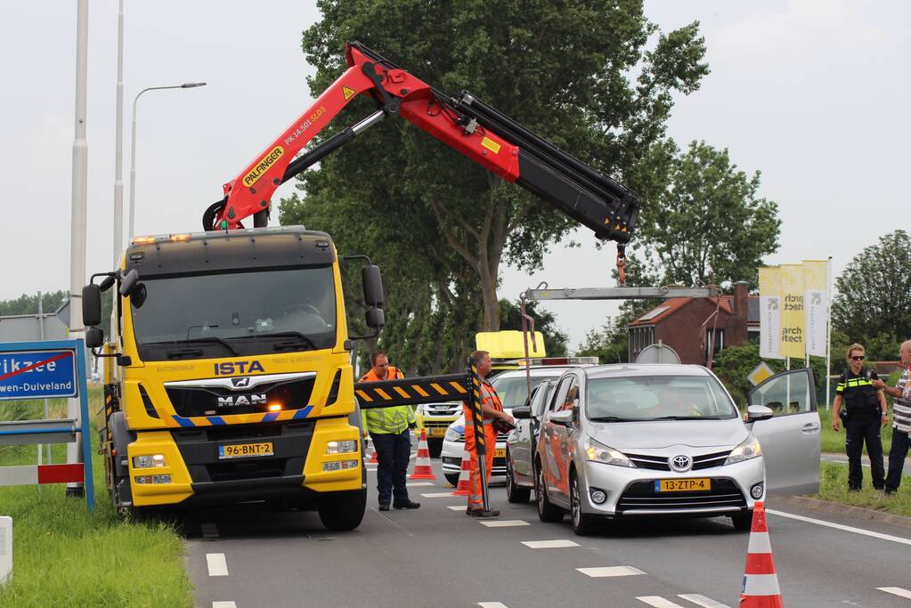Rijstrook afgesloten na kop-staart botsing