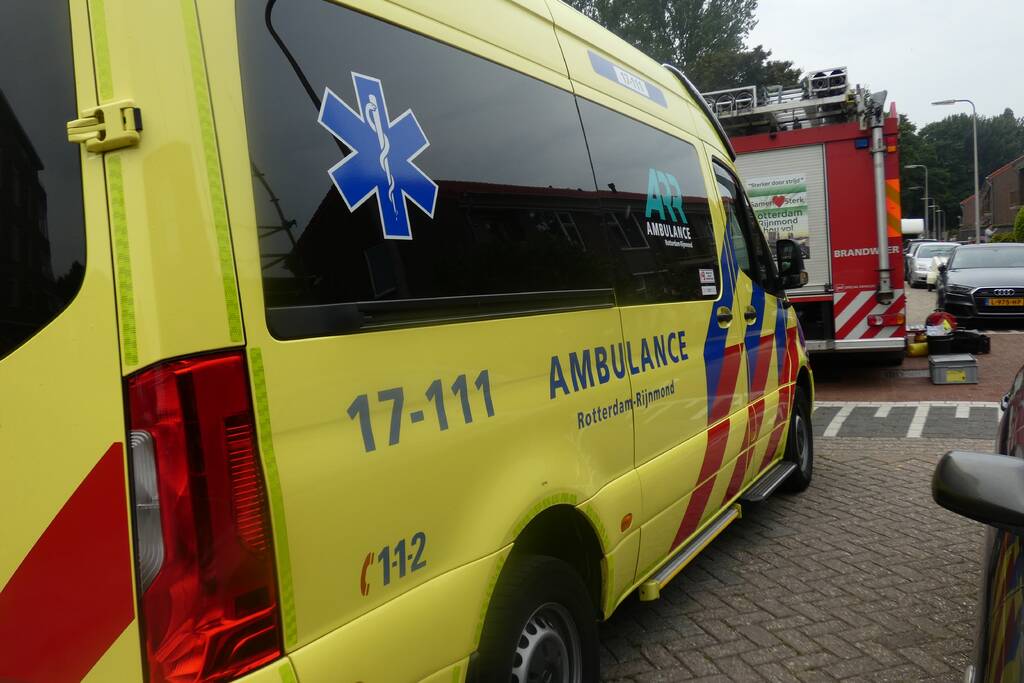 Jongen komt met voet tussen de spaken van fiets