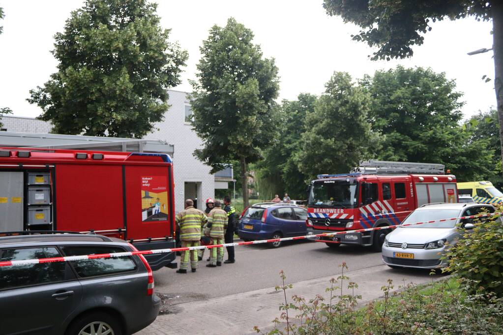 Brand in keuken slaat door naar dak