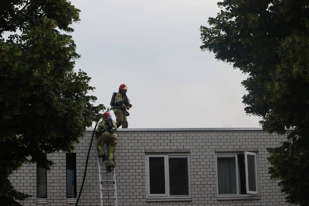 Brand in keuken slaat door naar dak