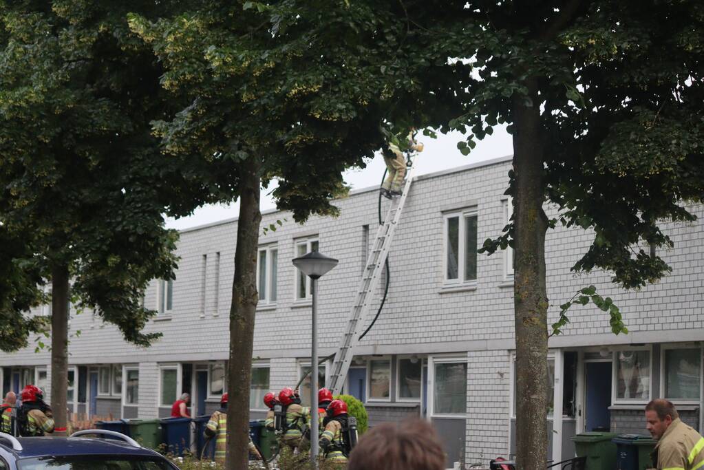 Brand in keuken slaat door naar dak