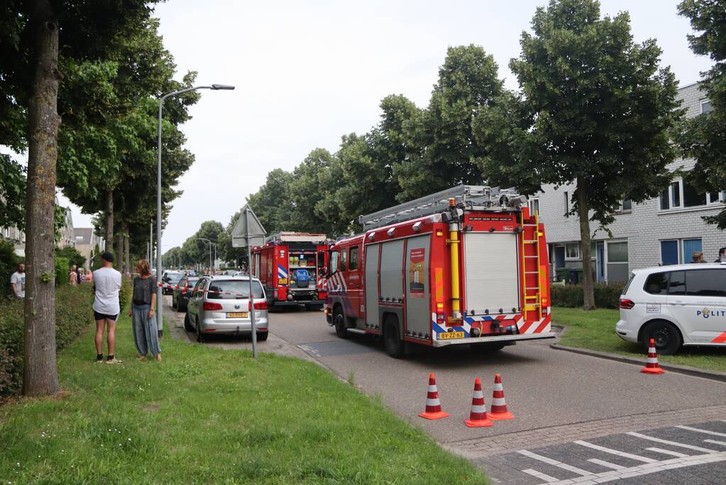 Brand in keuken slaat door naar dak