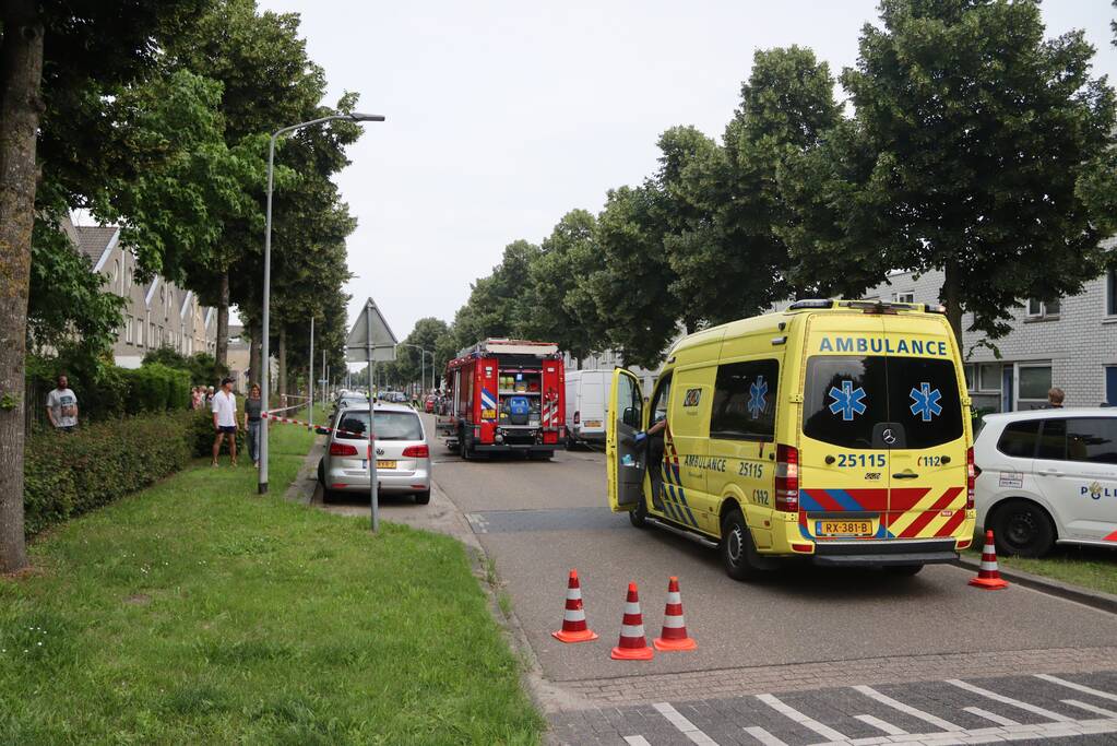 Brand in keuken slaat door naar dak