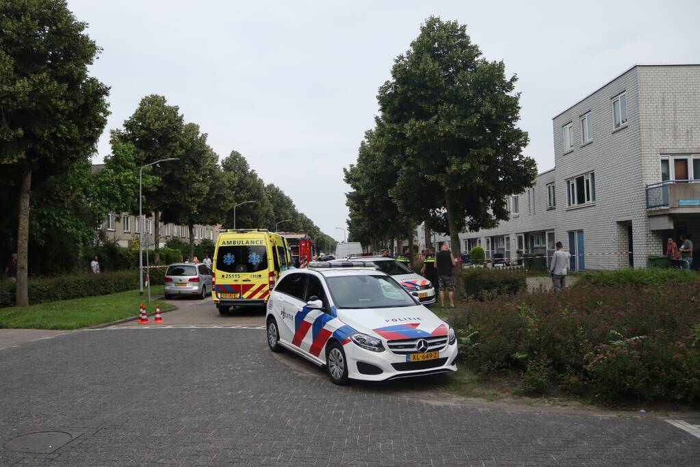 Brand in keuken slaat door naar dak