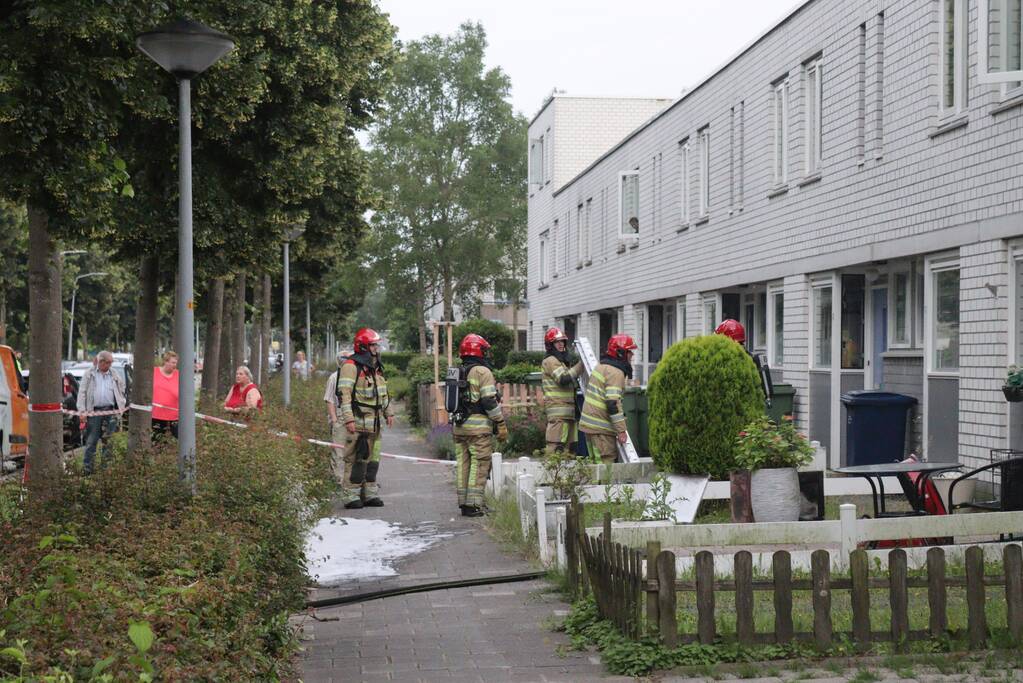 Brand in keuken slaat door naar dak
