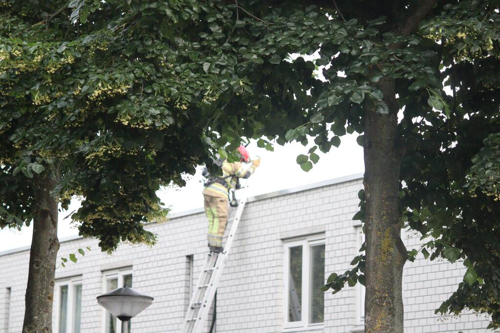 Brand in keuken slaat door naar dak
