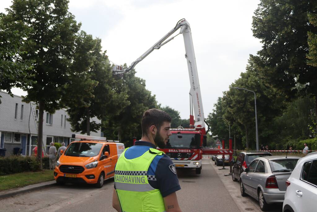 Brand in keuken slaat door naar dak