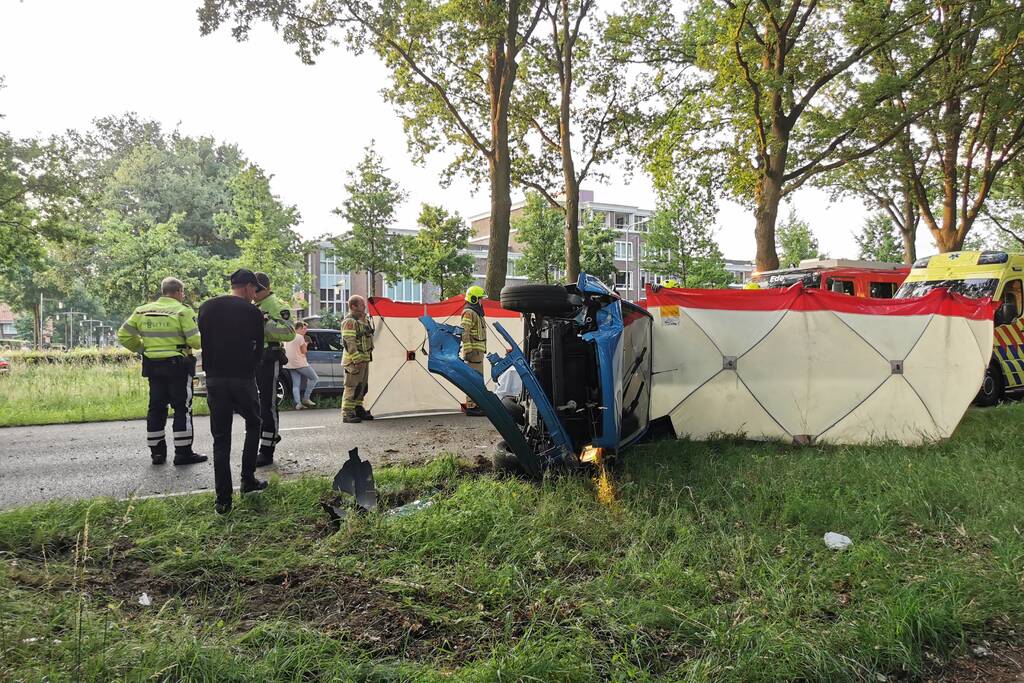 Zeer ernstig ongeval, auto op zijn kant