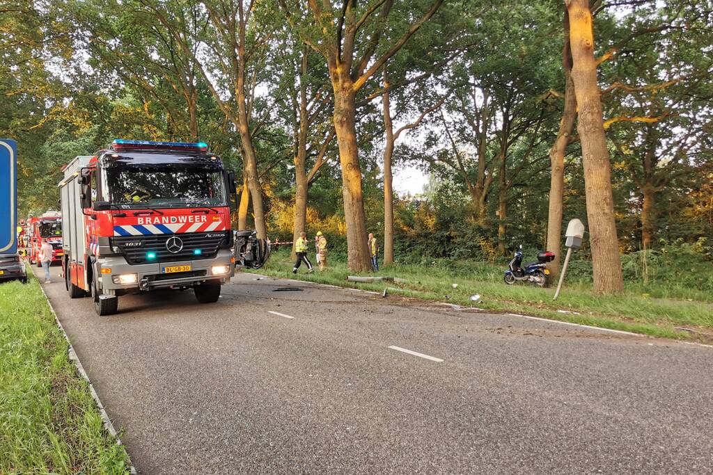 Zeer ernstig ongeval, auto op zijn kant