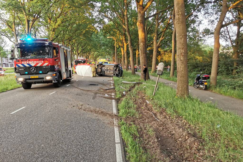 Zeer ernstig ongeval, auto op zijn kant
