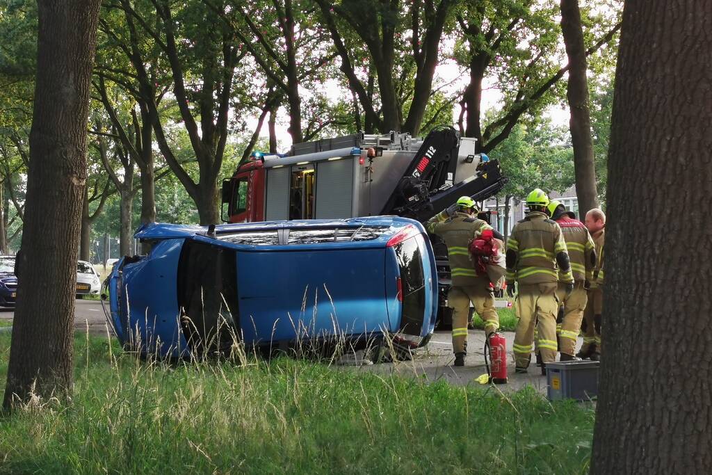 Zeer ernstig ongeval, auto op zijn kant