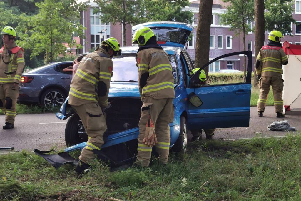Zeer ernstig ongeval, auto op zijn kant