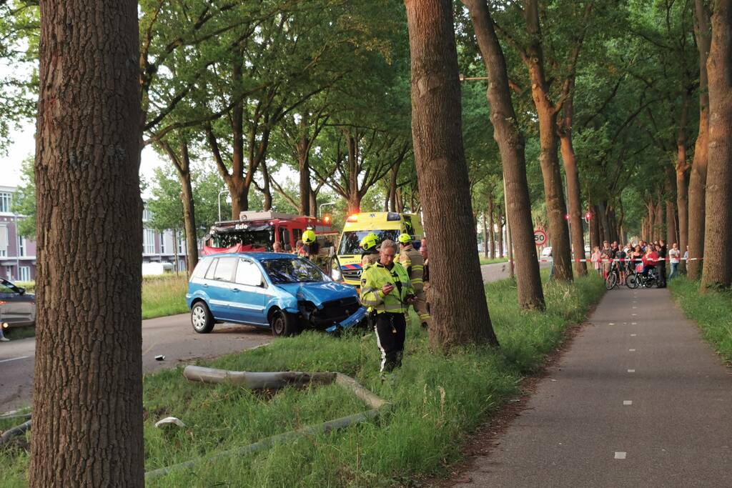 Zeer ernstig ongeval, auto op zijn kant