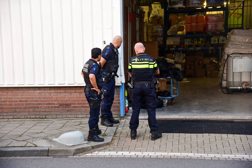 Hulpdiensten doen onderzoek naar drugslab melding in loods