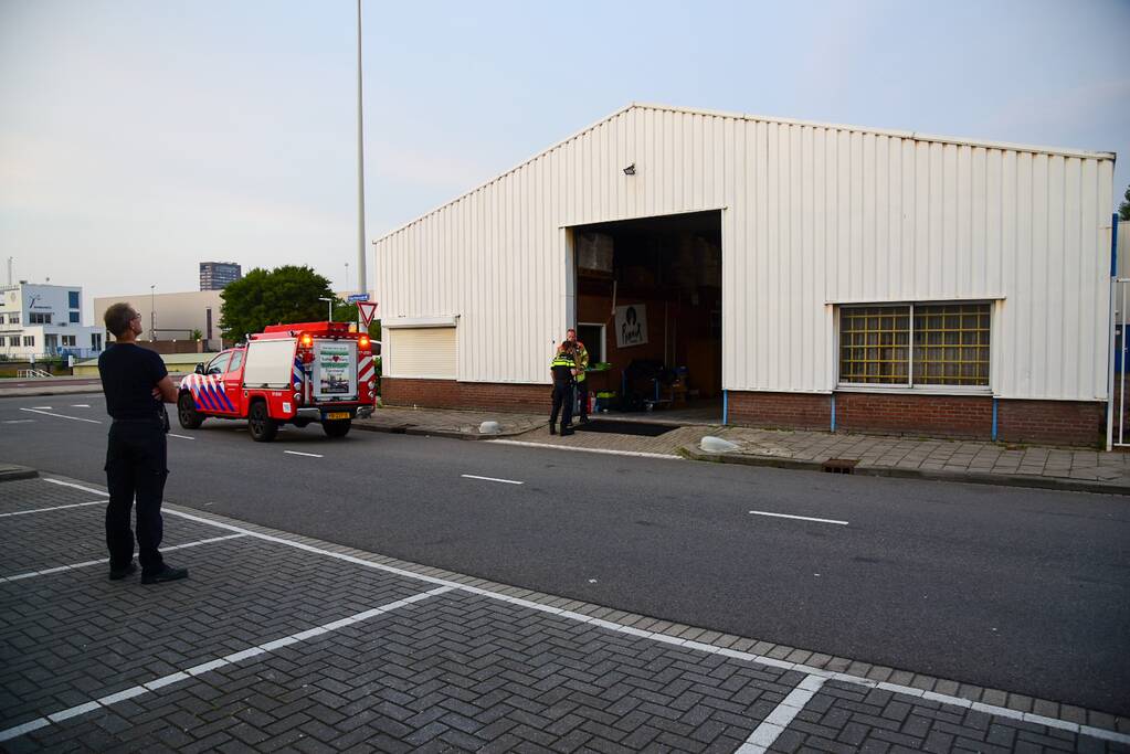Hulpdiensten doen onderzoek naar drugslab melding in loods