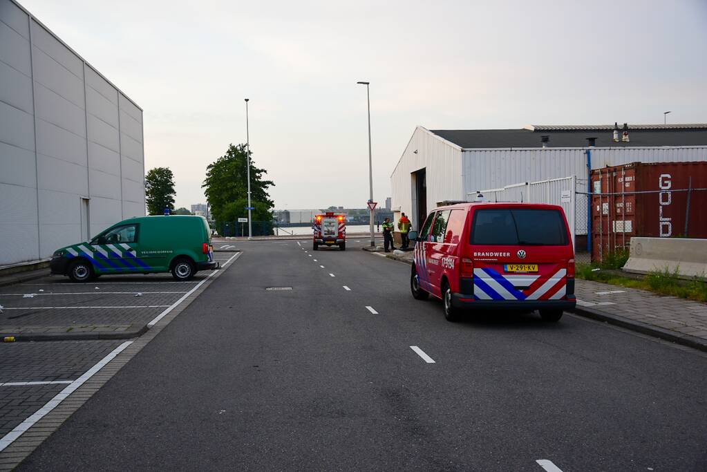 Hulpdiensten doen onderzoek naar drugslab melding in loods