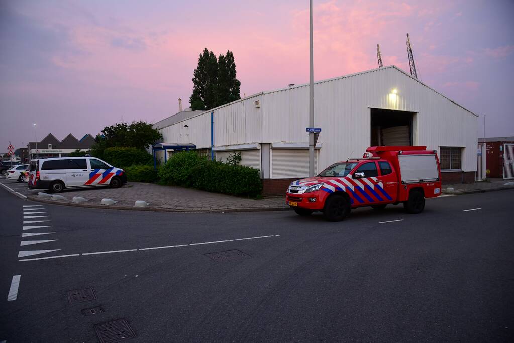 Hulpdiensten doen onderzoek naar drugslab melding in loods
