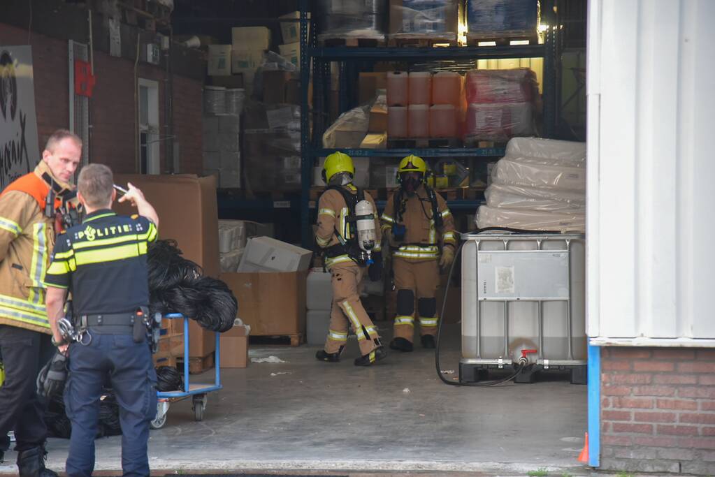 Hulpdiensten doen onderzoek naar drugslab melding in loods