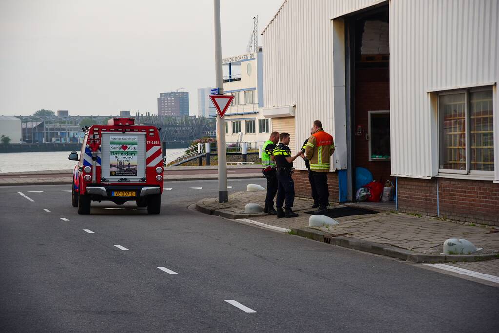 Hulpdiensten doen onderzoek naar drugslab melding in loods