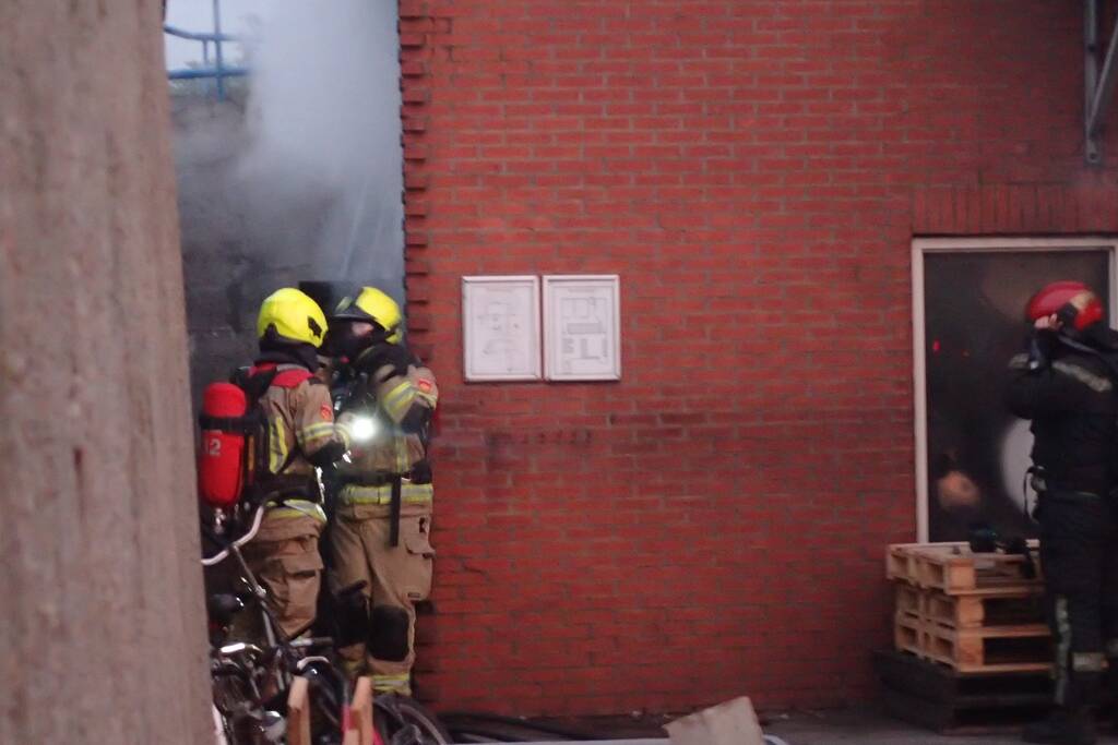 Brandweer blust brand in kelder van trainingscentrum